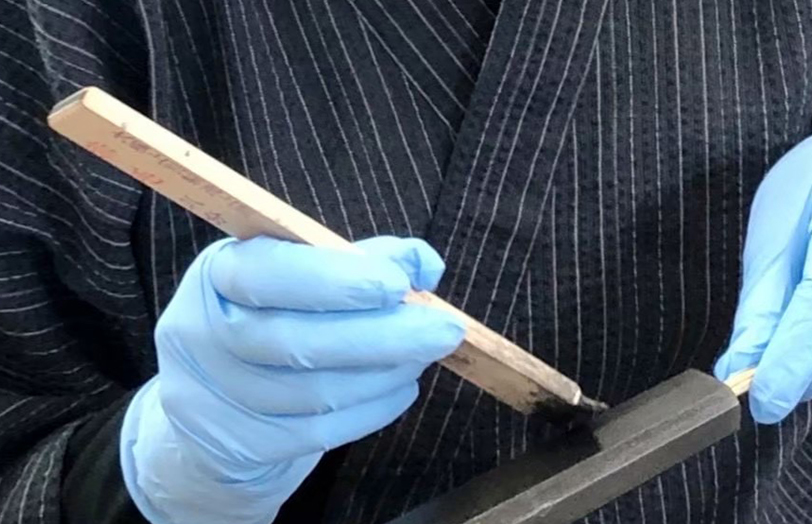 職人による漆塗り作業