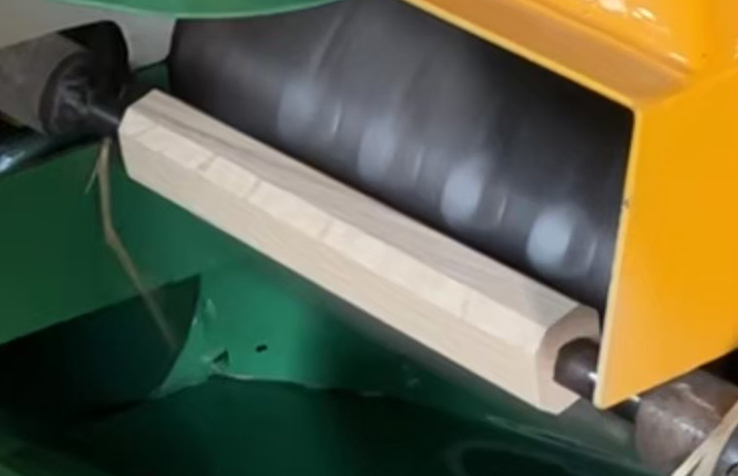 ハンドルには国産の樫の木を使用